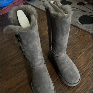 Tall Ugg Bailey button size 5
